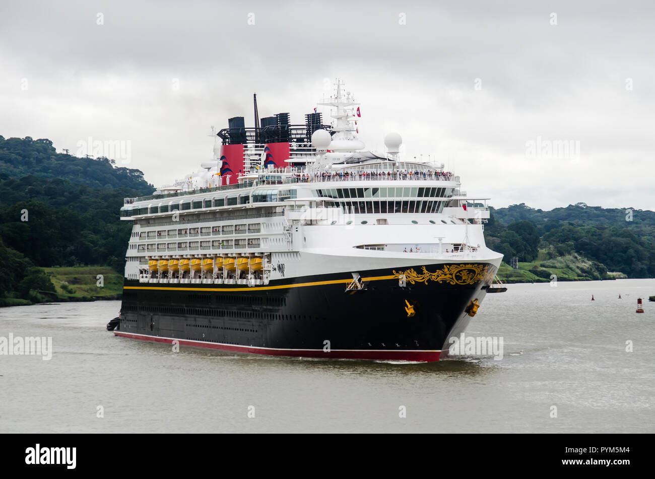 Panama Canal Cruise Saison 2018 - 2019 ist im Gange. Das Bild zeigt die Disney Wonder im Transit der Wasserstraße am Ende der Gaillard Cut in Gamboa Stockfoto