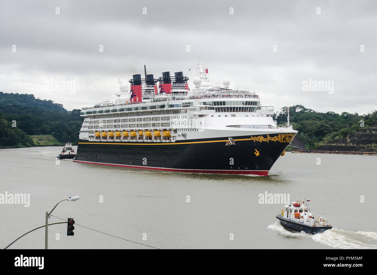 Panama Canal Cruise Saison 2018 - 2019 ist im Gange. Das Bild zeigt die Disney Wonder im Transit der Wasserstraße am Ende der Gaillard Cut in Gamboa Stockfoto