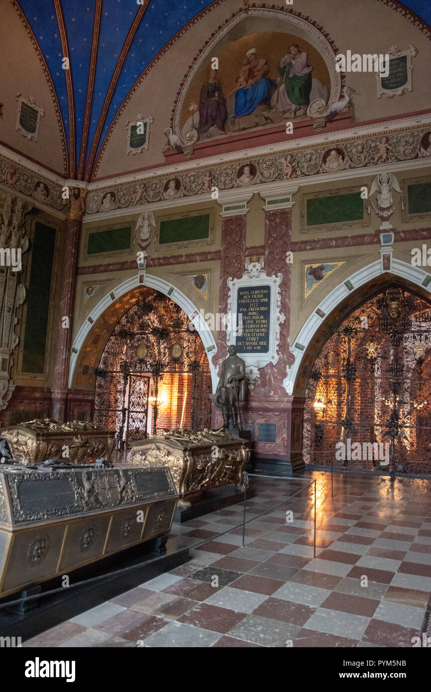 Särge in der Christlichen 4 Kapelle in der Kathedrale von Roskilde, Roskilde, Dänemark. Der Bau der Kathedrale begann in den 1170ern unter Bischof Absalon. Stockfoto