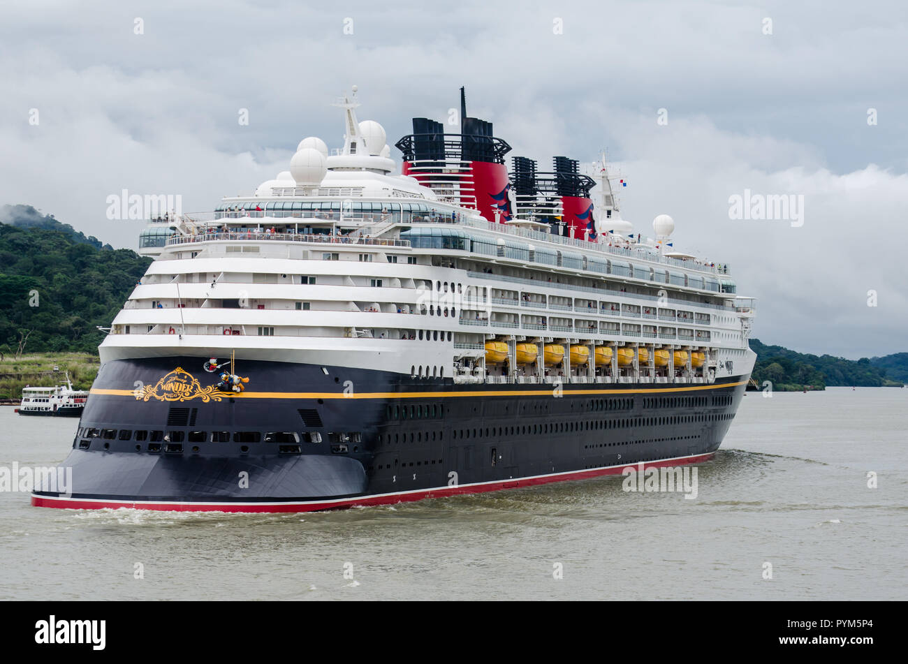 Panama Canal Cruise Saison 2018 - 2019 ist im Gange. Das Bild zeigt die Disney Wonder im Transit der Wasserstraße am Ende der Gaillard Cut in Gamboa Stockfoto