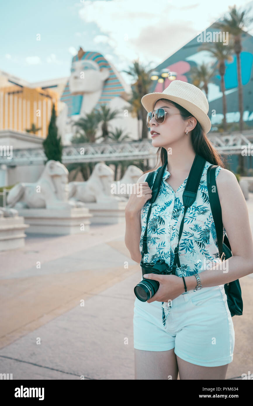 Junge Dame touristische steht neben der Schrecklichen in Las Vegas. asiatischen Fotograf Tour in den USA. Hübsches Mädchen reisen in den Sommerferien. Stockfoto