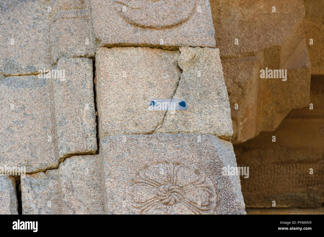 Glasstreifen über crack geklebt weitere Bewegung aus Stein mauer bei Vijaya Vittala Tempel, Hampi, Karnataka, Indien zu überwachen Stockfoto