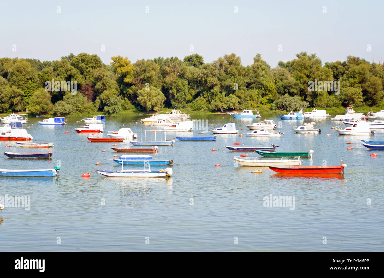 Fischerboote in der Donau verankert Stockfoto