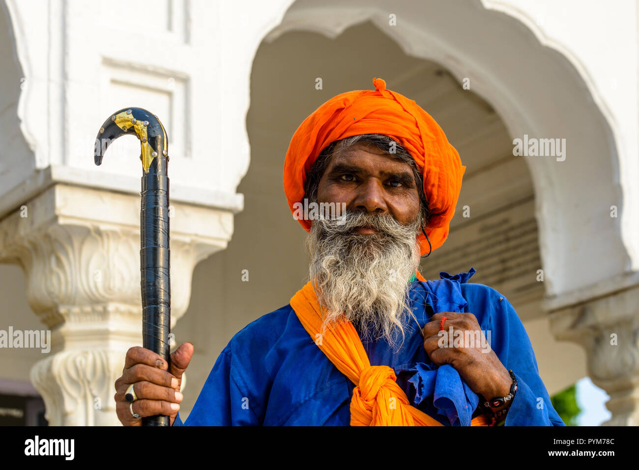 Das Porträt einer Nihang, einem Sikh heiliger Mann in seiner traditionellen Kleid, innerhalb der Harmandir Sahib, der Goldene Tempel, komplexe Stockfoto