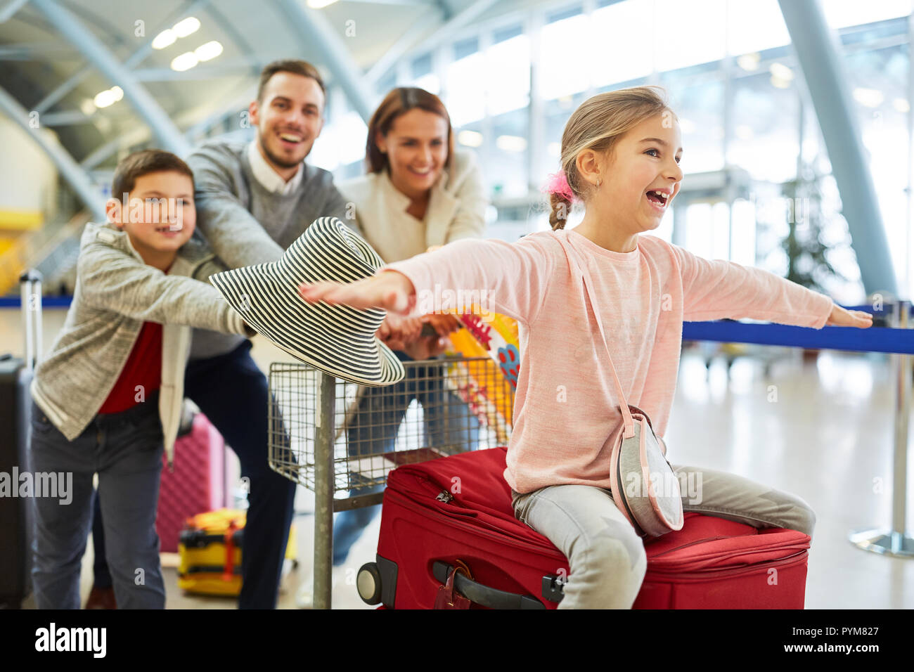 Glückliche Familie und Kinder zu Beginn der Sommerferien im Flughafen Terminal Stockfoto