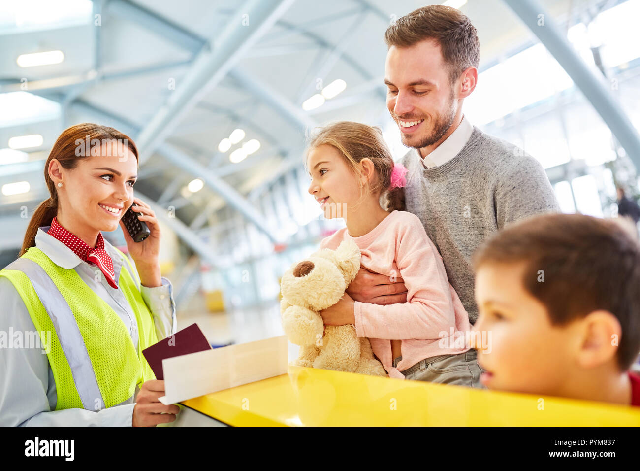 Familie vor der Abreise in den Urlaub am Flughafen in Zähler bei der Passkontrolle prüfen Stockfoto