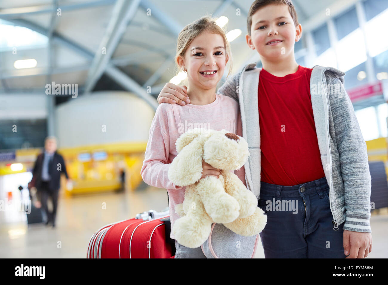 Zwei Kinder, Geschwister oder Freunde im Flughafen reisen zusammen Stockfoto