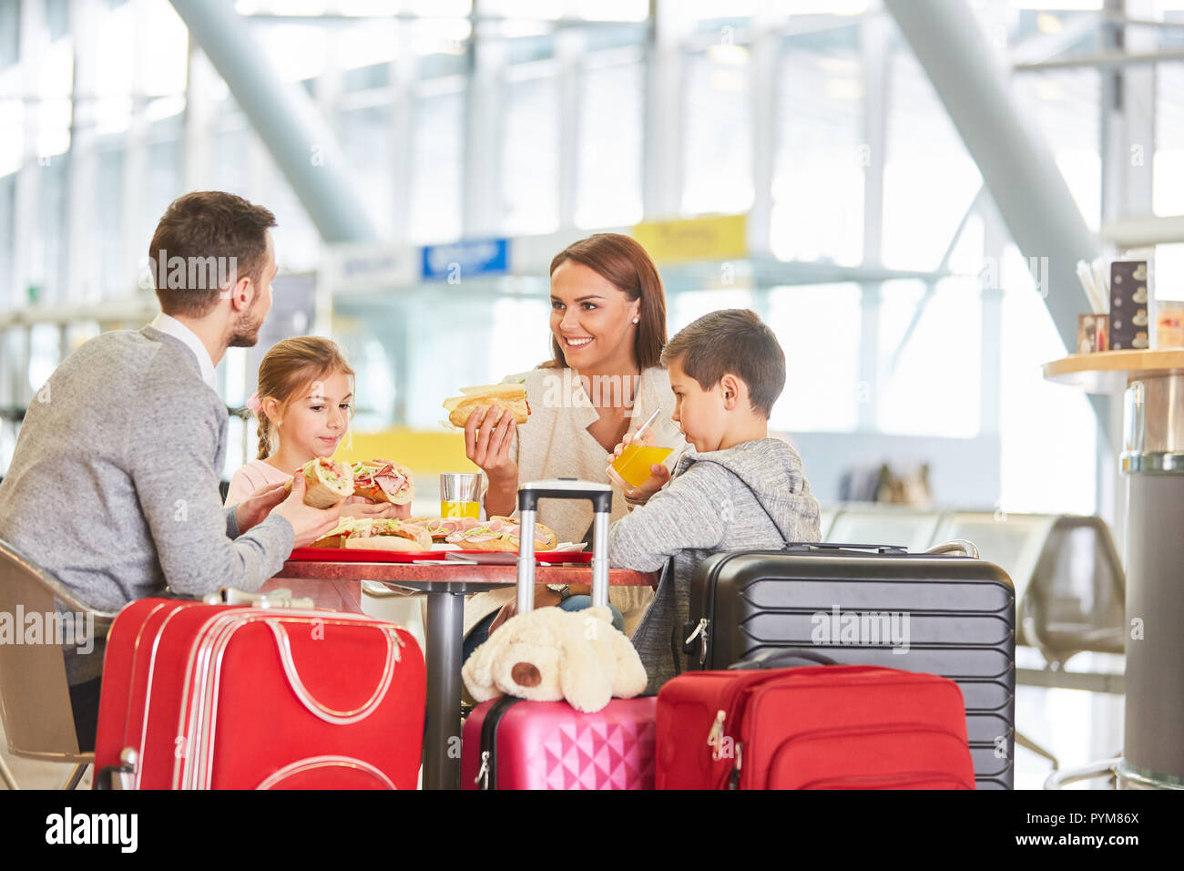 Familie mit Kindern essen im Restaurant, bevor Sie zum Flughafen oder Bahnhof Stockfoto