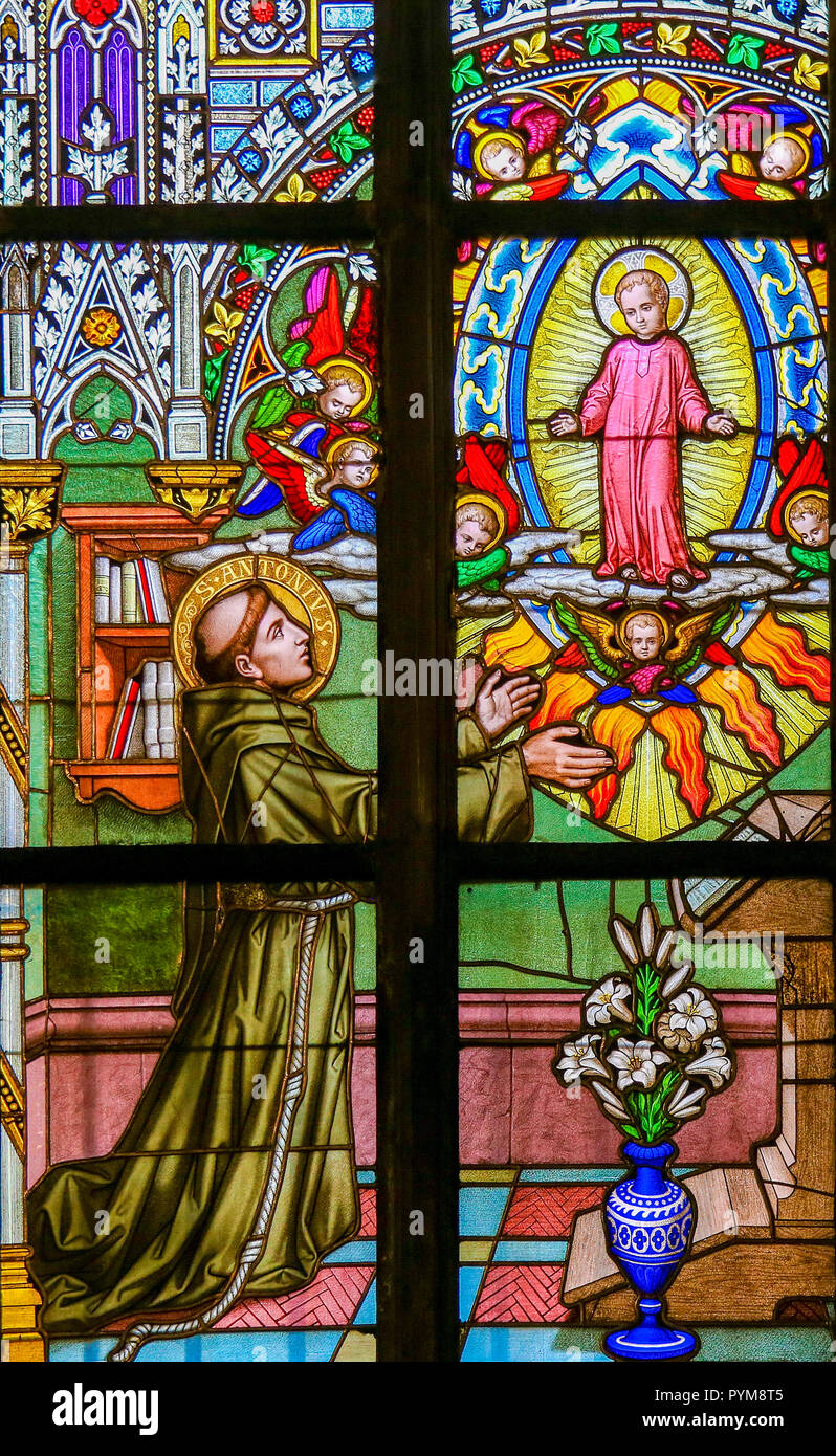 Glasmalereien in St. Veitsdom, Prag, Darstellung des Heiligen Antonius von Padua, einem portugiesischen katholischen Priester und Bruder des Franziskanerordens. Stockfoto