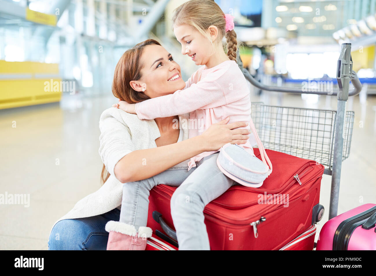 Alleinerziehende Mutter und Tochter im Flughafen Terminal willkommen Stockfoto