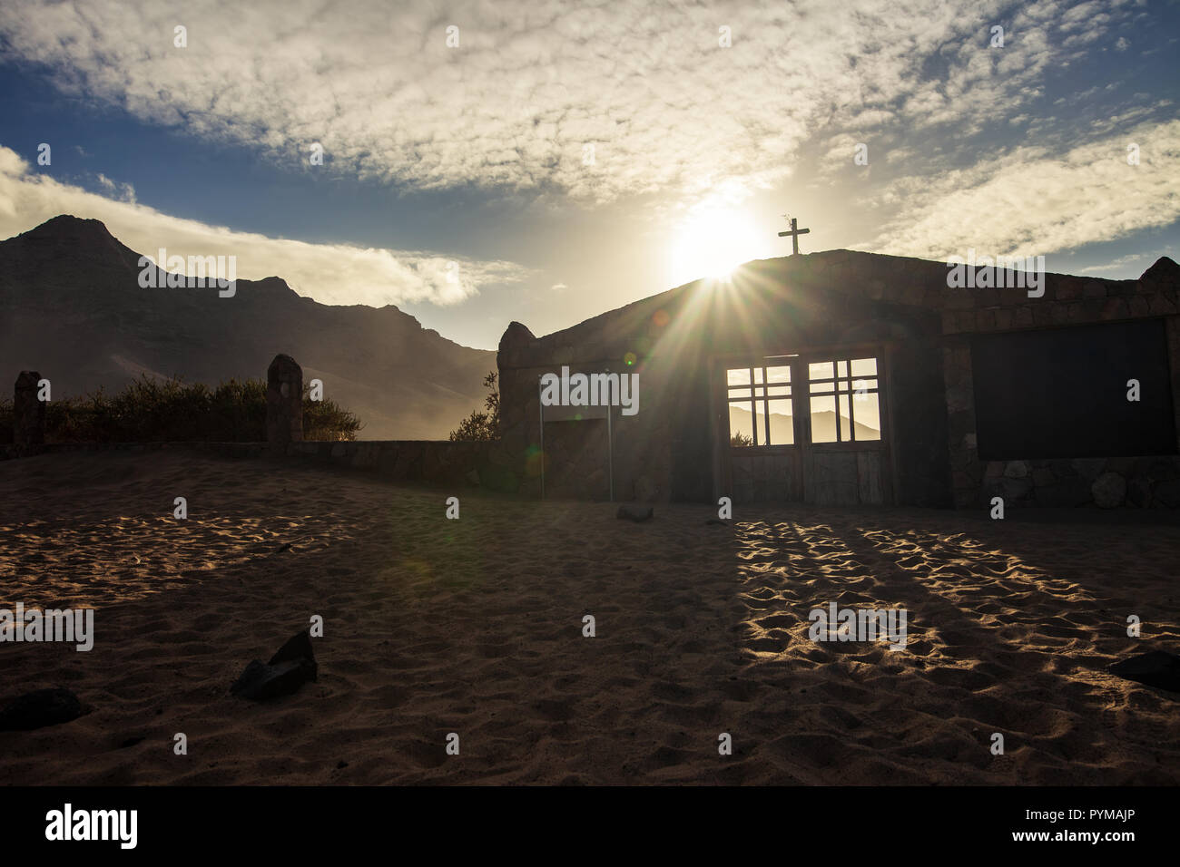 Сhristian Friedhof Tor auf Sonnenuntergang in Fuerteventura Stockfoto
