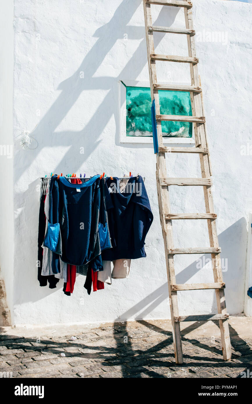 Kleidung aufhängen. Vor dem Haus zu trocknen. Häusliches Leben Stockfoto