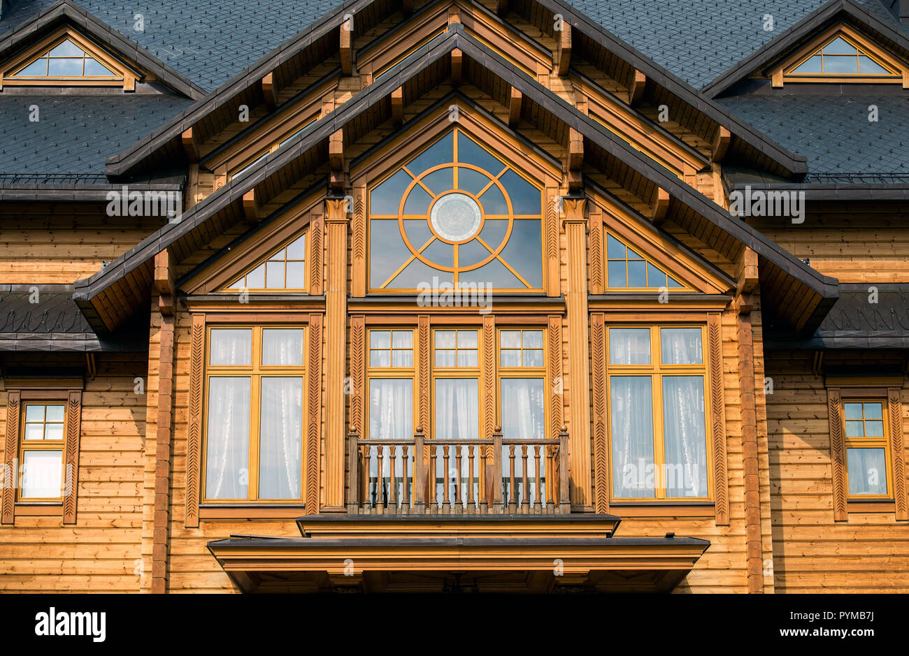Große Fenster in einem Holzhaus Stockfoto