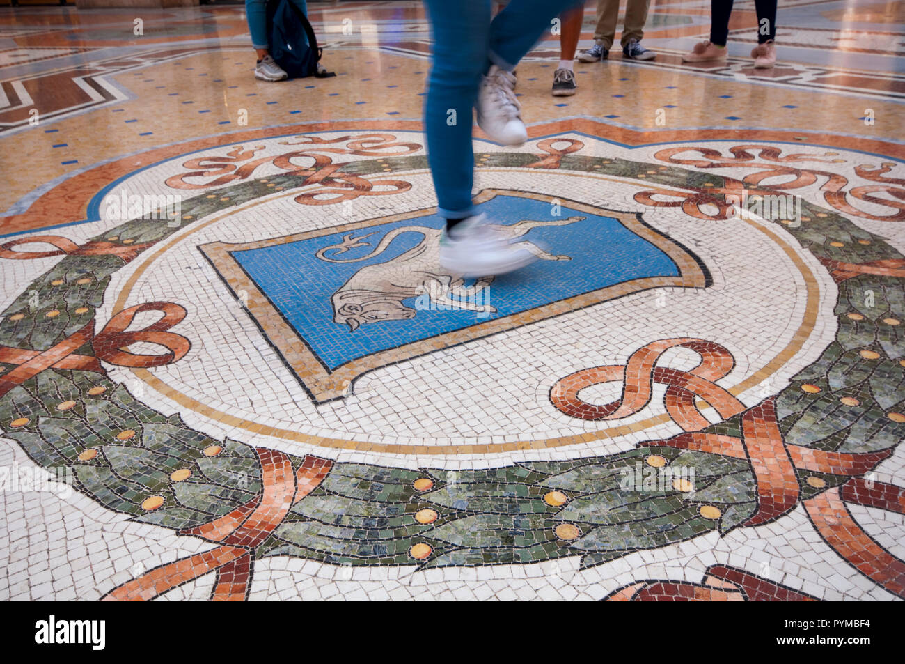 Italien, Lombardei, Mailand, Galleria Vittorio Emanuele II, Spinning auf Stiere Genitalien für gutes Glück Stockfoto