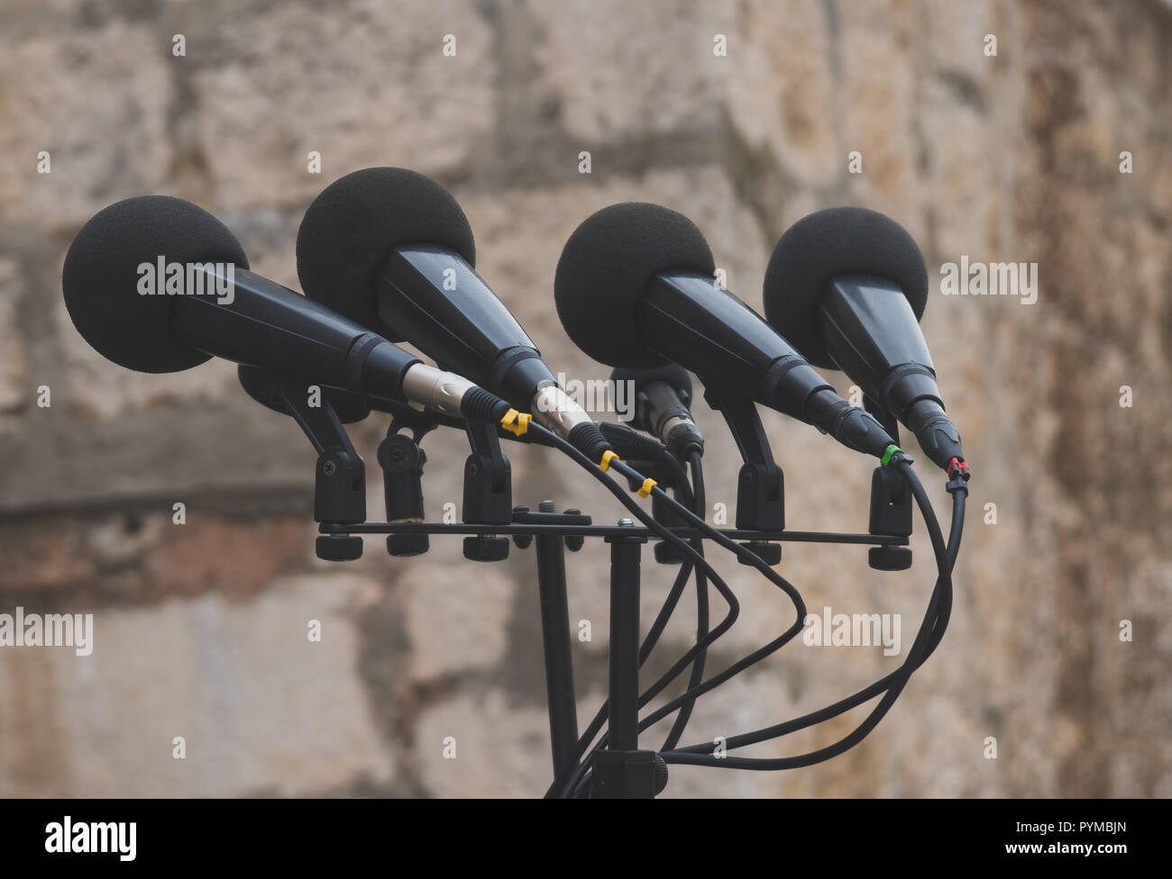 Mikrofone für Pressekonferenz auf der Straße vorbereitet Stockfotografie -  Alamy