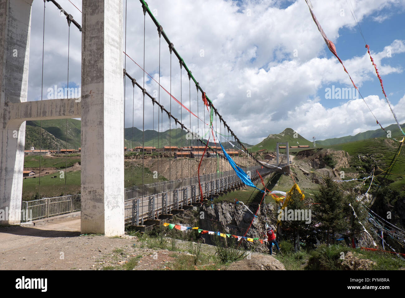 Brücke über den Gelben Fluss in Henan Mongolischen Autonomen Bezirk, Qinghai, China Stockfoto