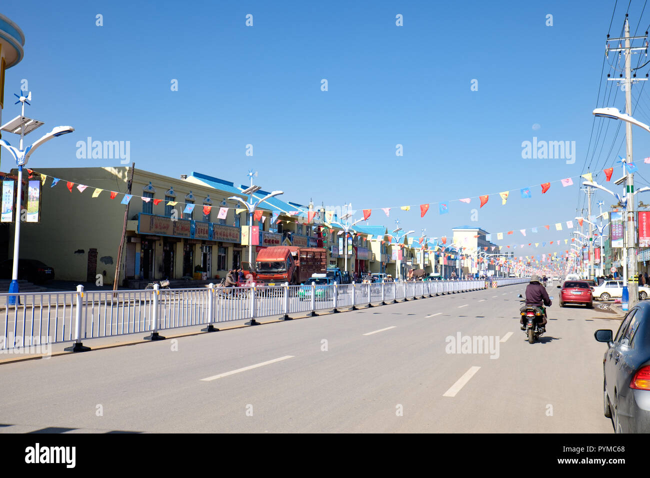Hauptstraße in Youganning Gemeinschaft, Henan, Huangnan, Qinghai, China Stockfoto
