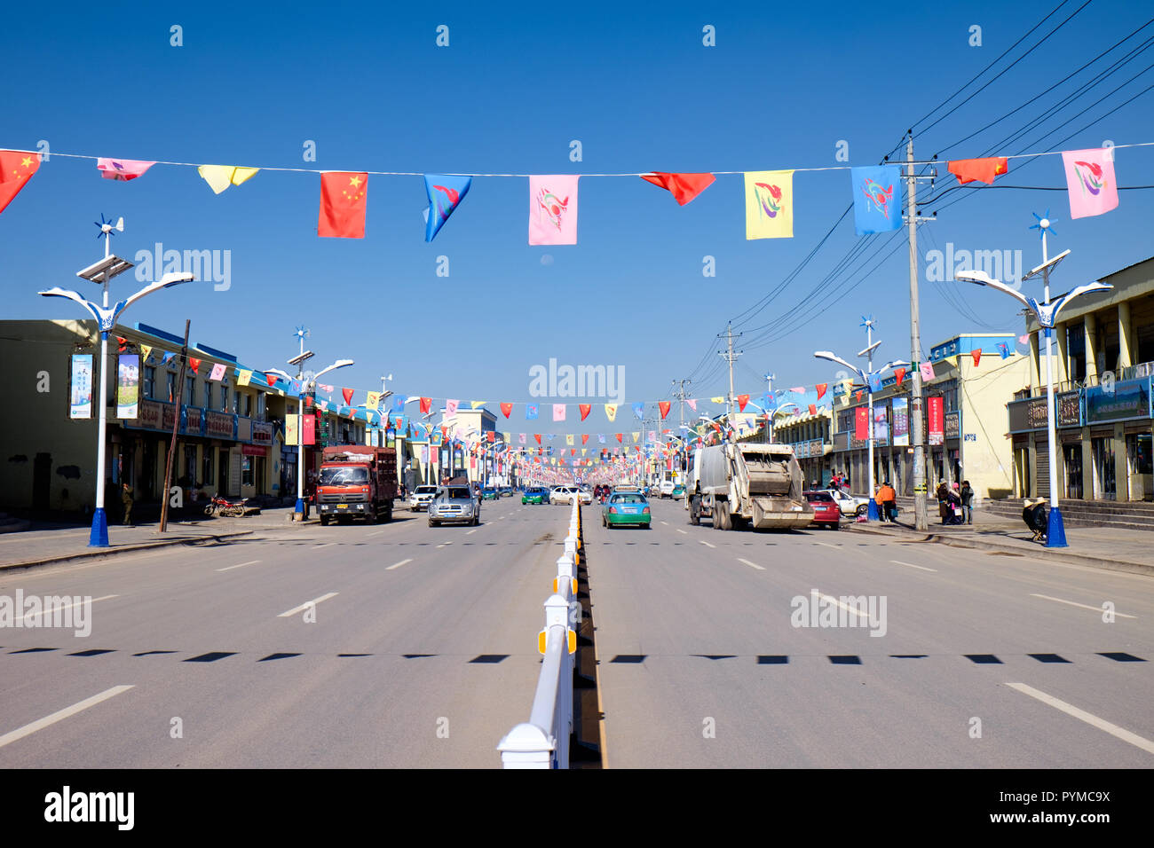Hauptstraße in Youganning Gemeinschaft, Henan, Huangnan, Qinghai, China Stockfoto