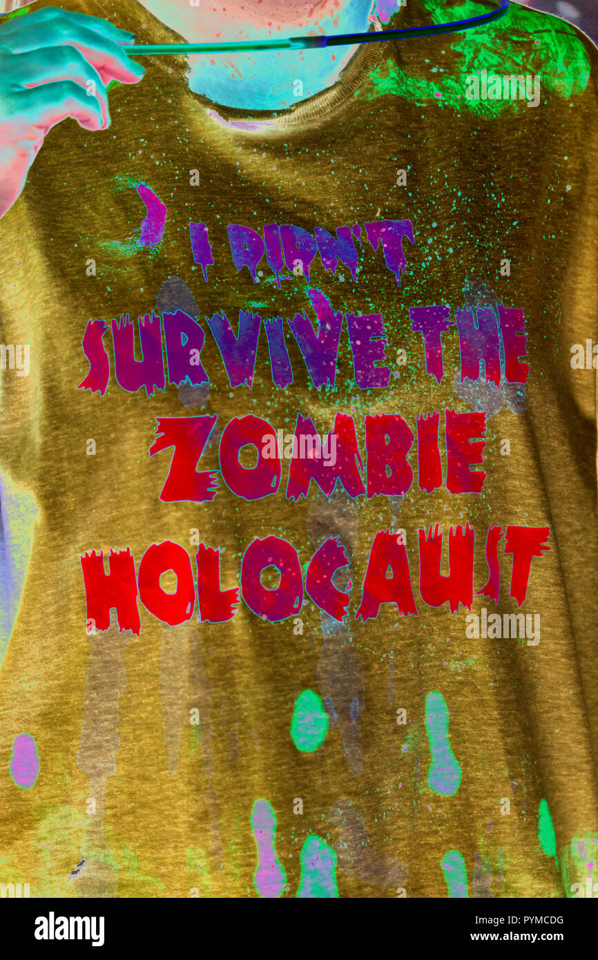 Nicht der Zombie Holocaust - Detail auf t-shirt bei Poole Zombie Fest, Poole, Dorset Großbritannien im Oktober getragen - Solarisiert überleben Stockfoto