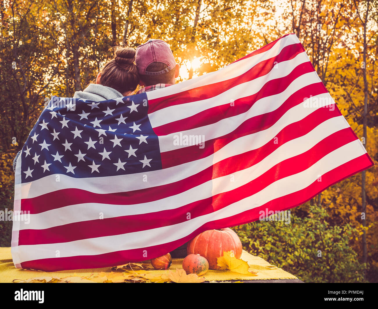 Glücklich verheiratete Paar hält die US-Flagge Stockfoto