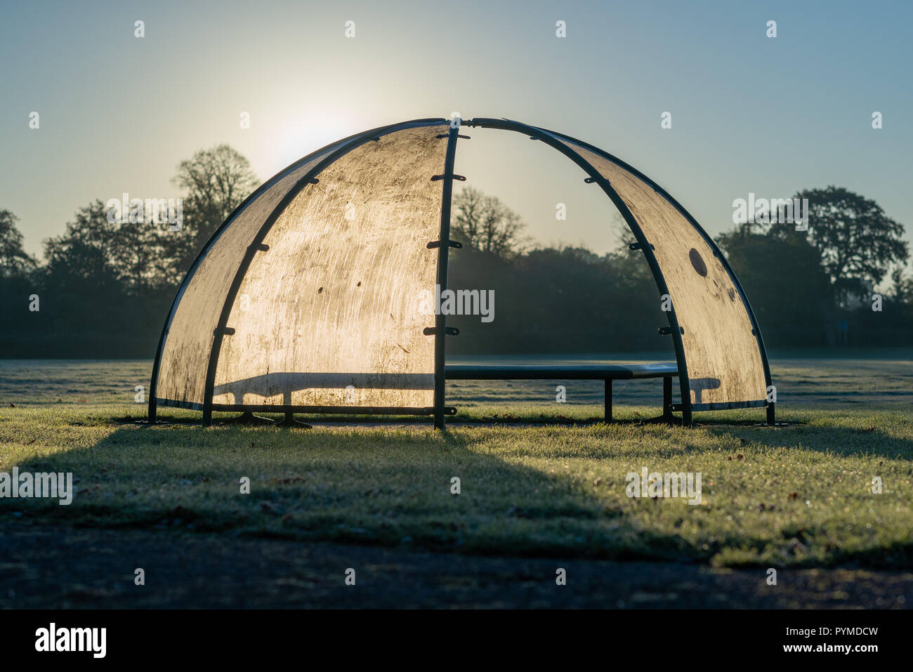 Dome geformte Sitz Deckel in einen Sportplatz an einem frostigen Morgen, Hinterleuchtung von der aufgehenden Sonne. Stockfoto