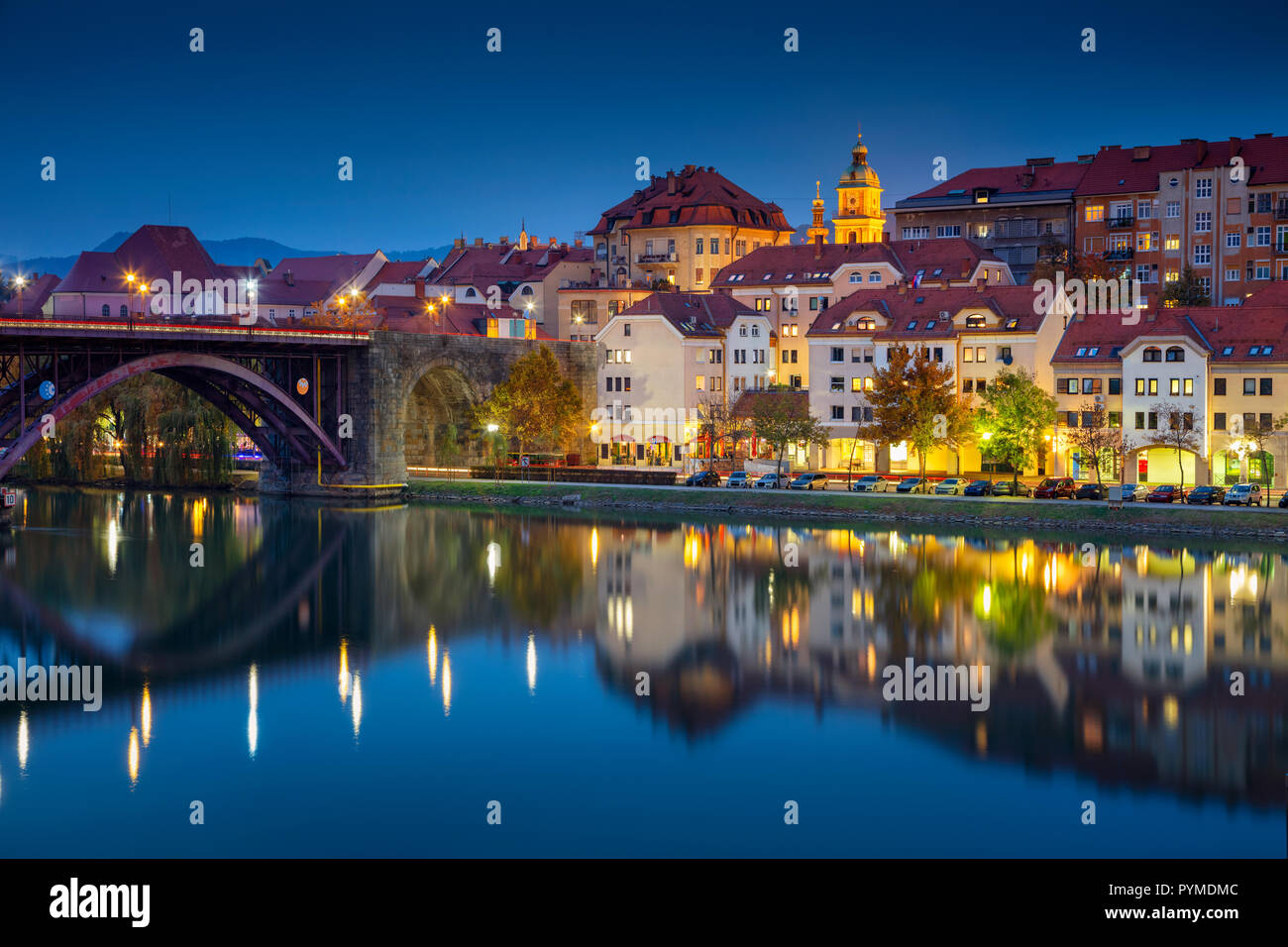 Maribor, Slowenien. Stadtbild Bild von Maribor, Slowenien im Herbst twilight Blue Hour mit Reflexion der Stadt in der Drau. Stockfoto