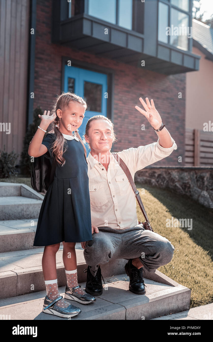 Liebevoller Vater und seinen niedlichen Tochter sagen Abschied von der Mutter verlassen zu arbeiten Stockfoto