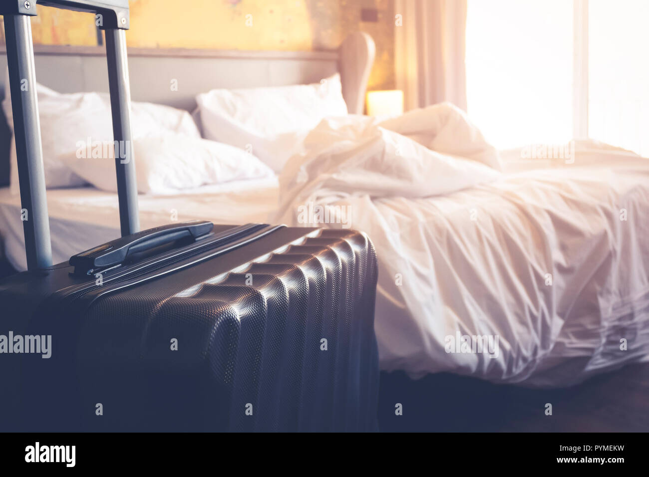 Koffer Gepäck Beutel in einem modernen Hotelzimmer vor Tourismus checkin oder checkout aus dem Hotel Stockfoto