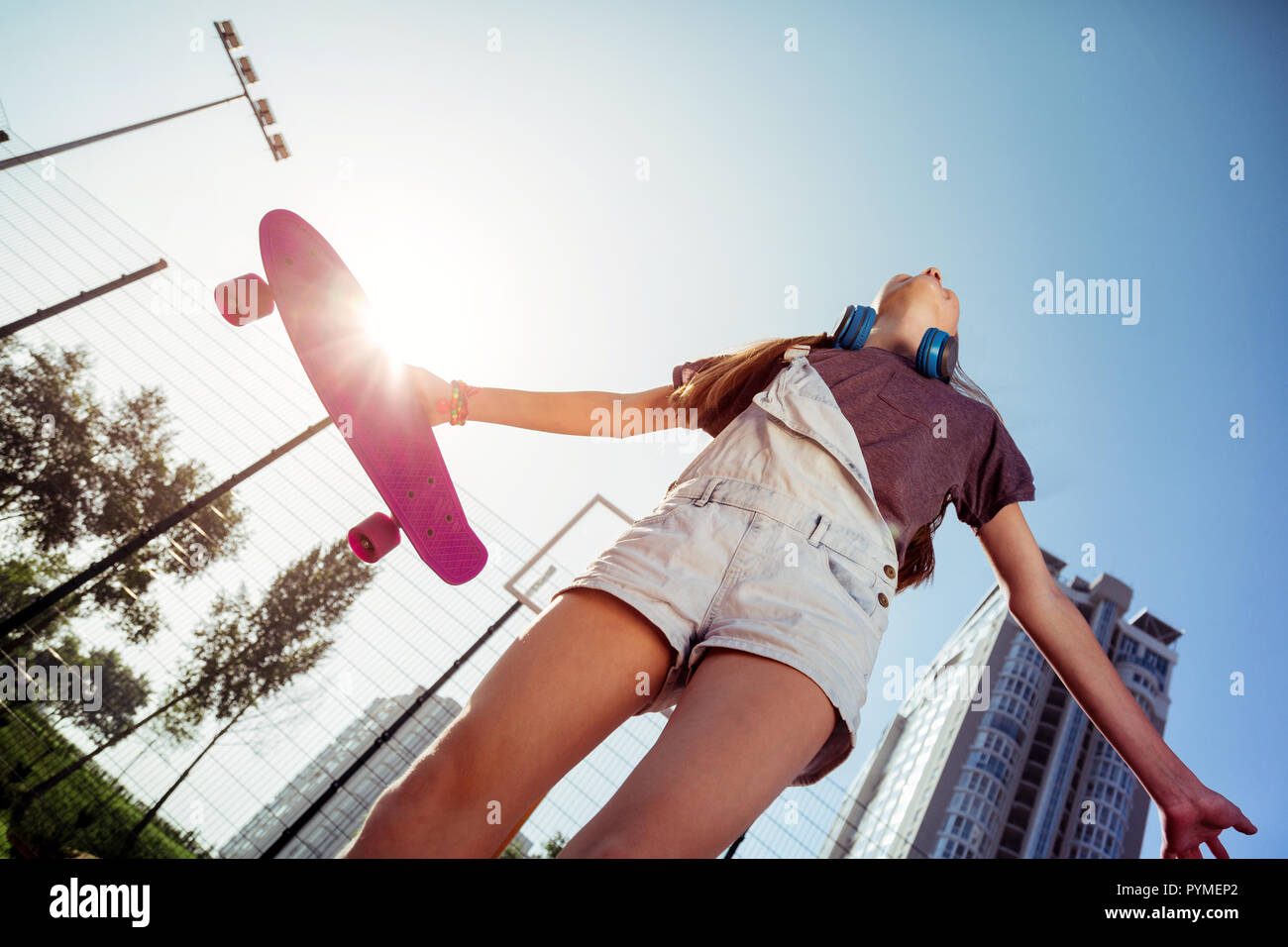 Glückliches Mädchen Ihren aktiven Urlaub genießen Stockfoto