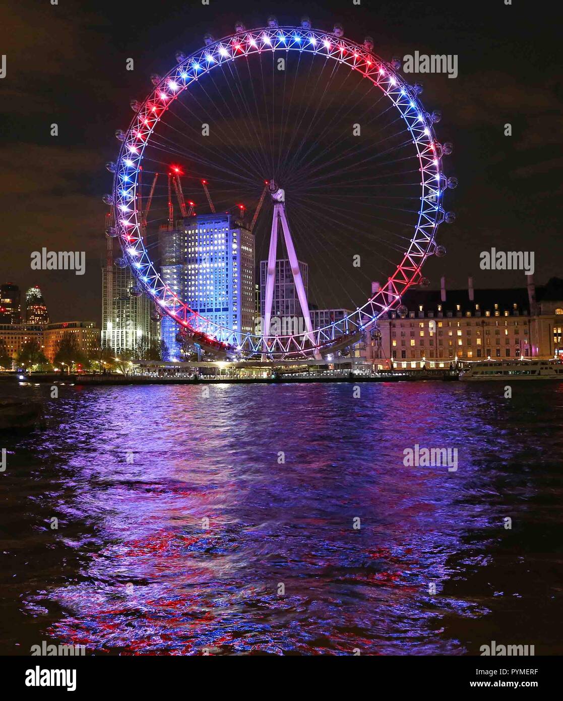 Das London Eye Leuchten in der Feier der Geburt des Royal Baby. Bild von: NIGEL HOWARD © e-Mail: nigelhowardmedia@gmail.com Stockfoto