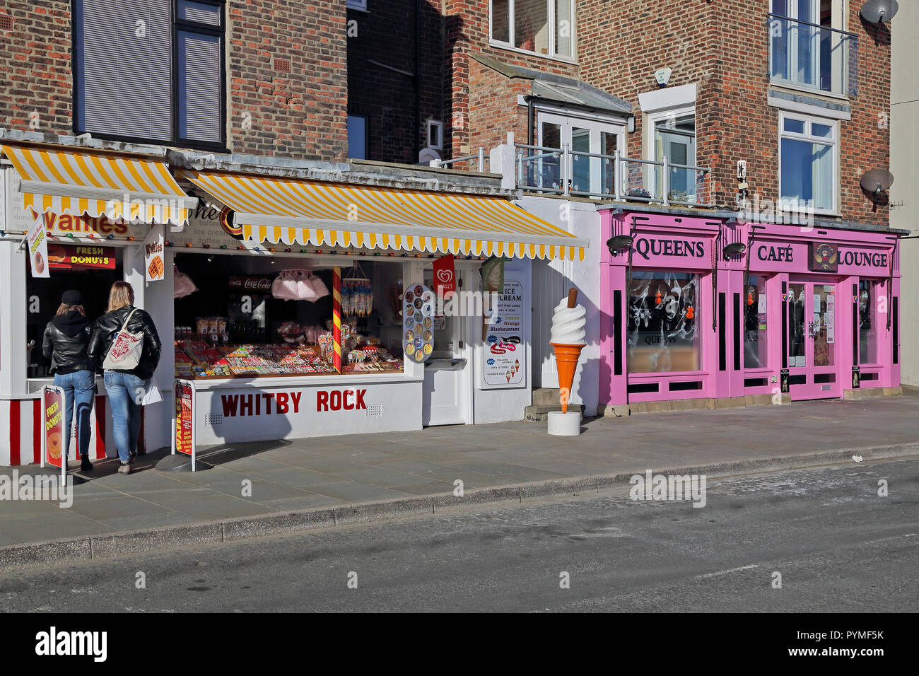 Ein Blick auf die touristische Geschäfte neben dem Hafen von Whitby, North Yorkshire, UK. Stockfoto