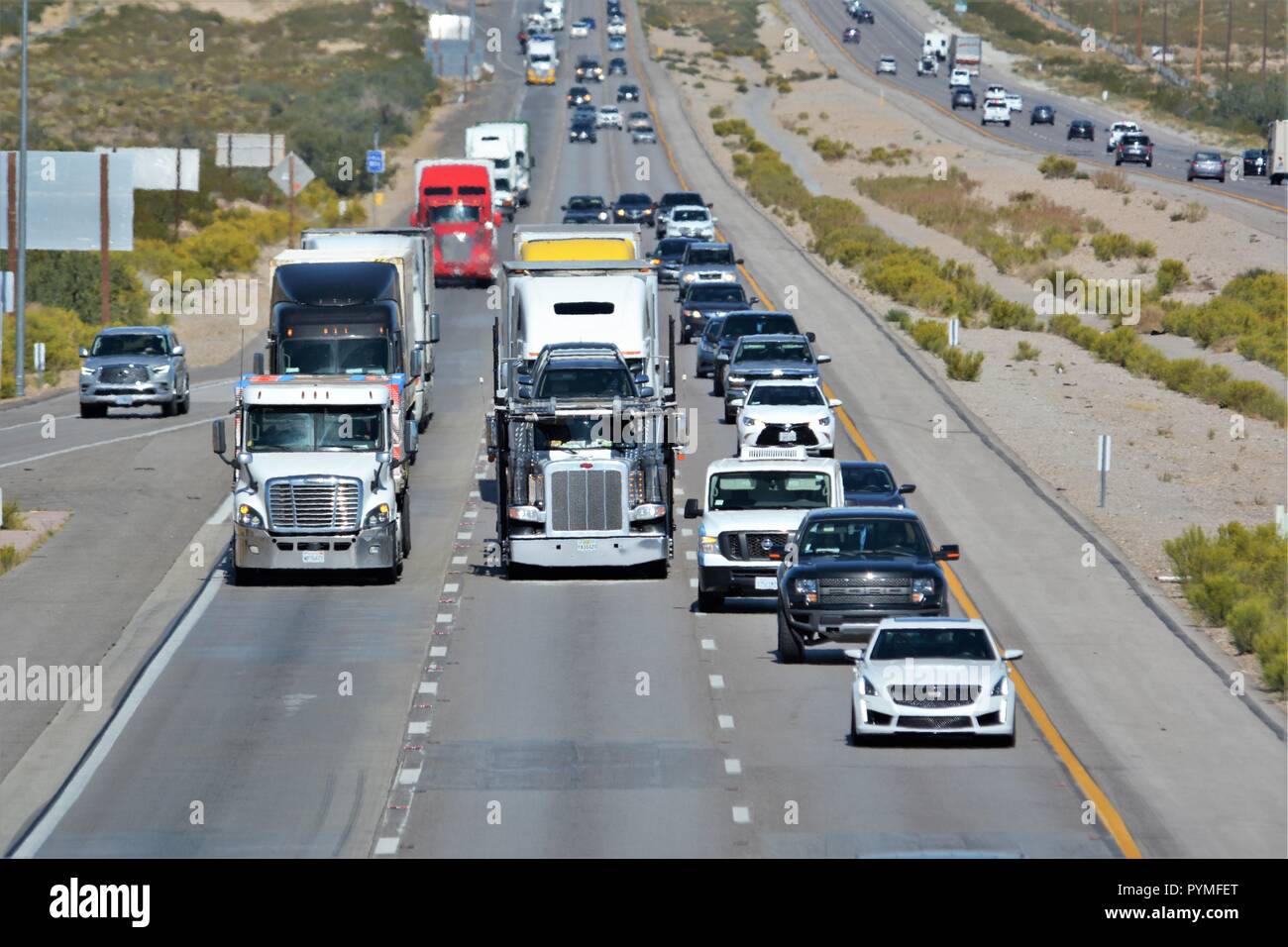 Lkw und Pkw auf der Autobahn in Nevada Stockfoto