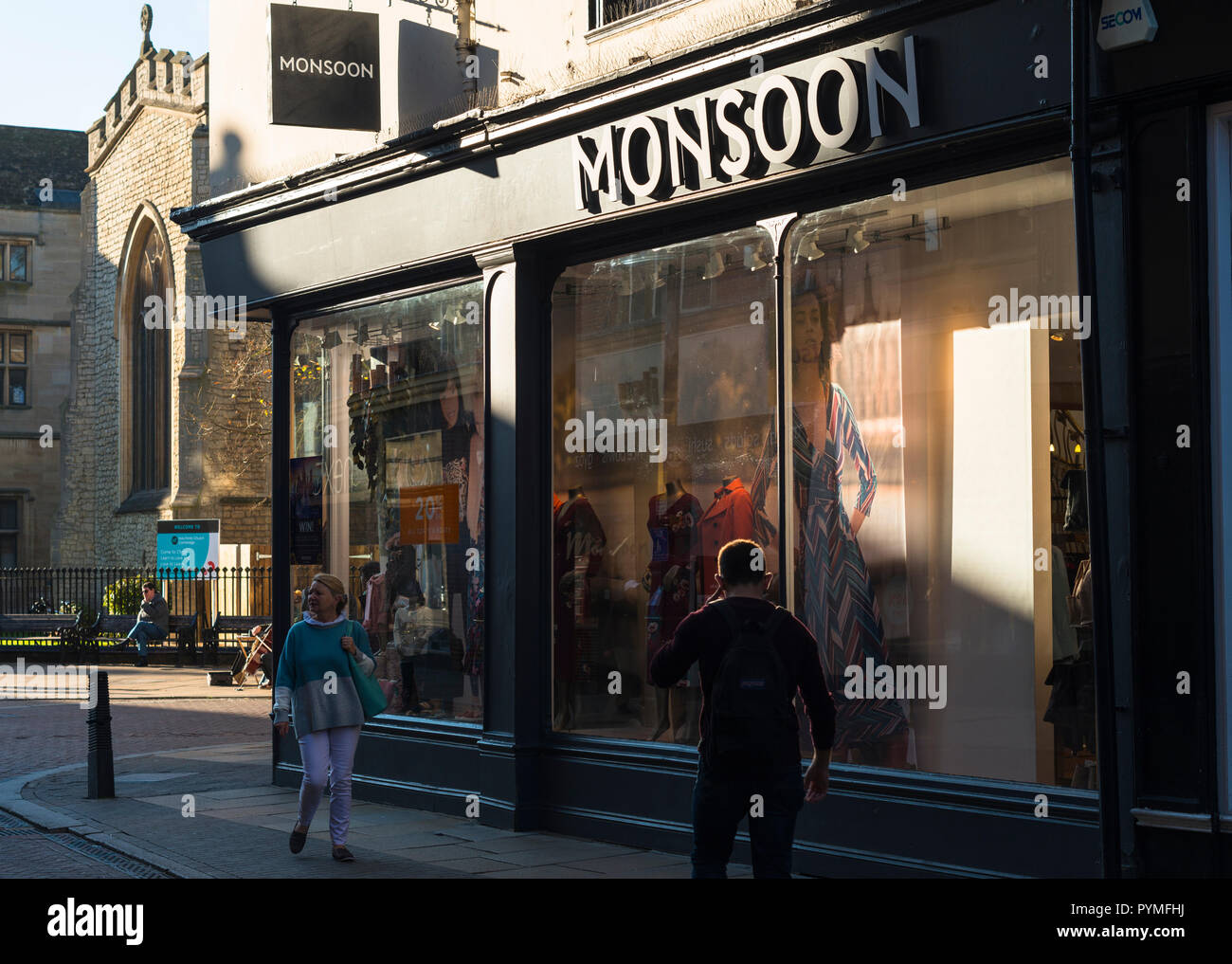 Der Monsun Frauen und Kinder Kleidung in Cambridge. England. Großbritannien Stockfoto