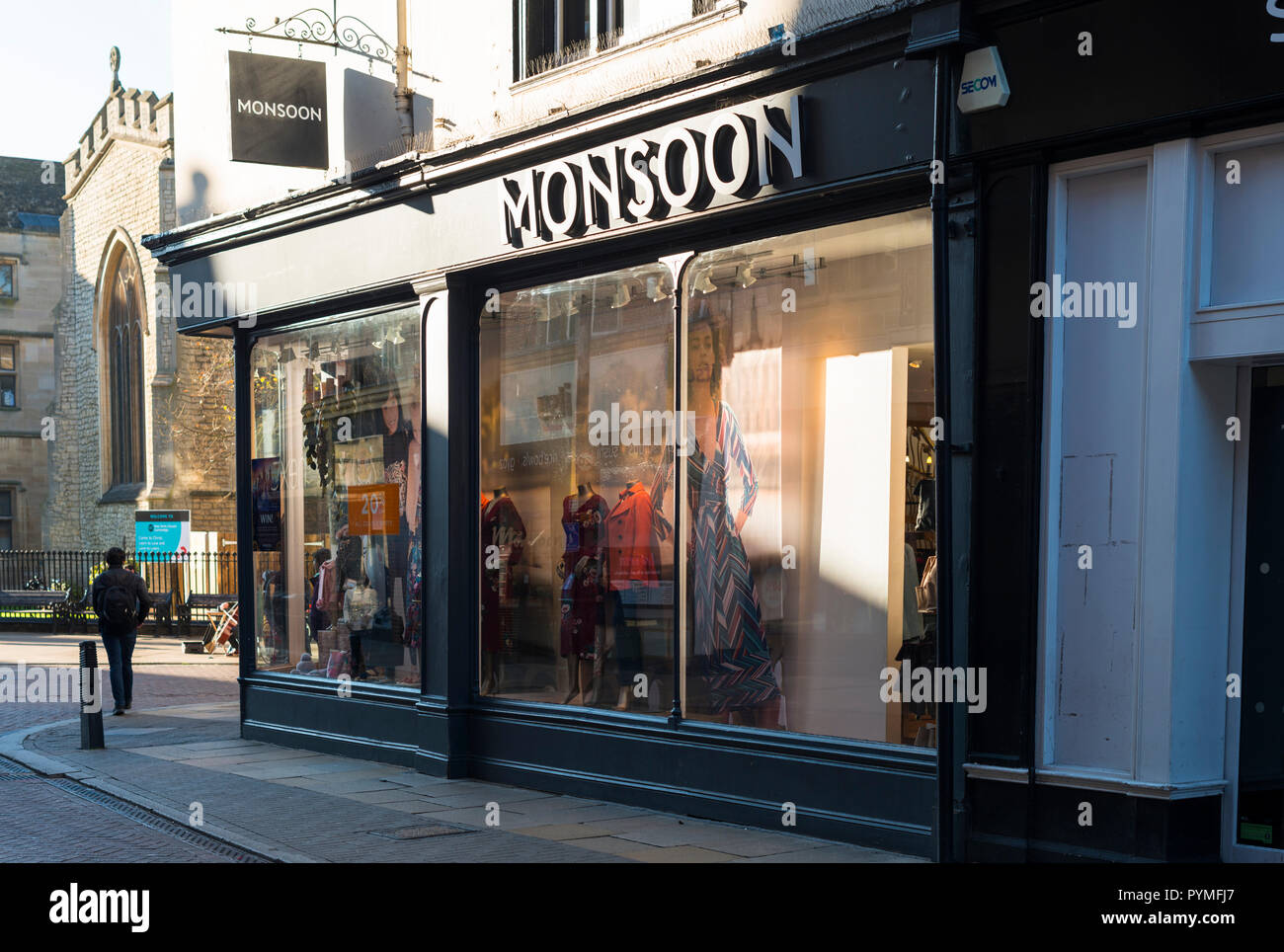 Der Monsun Frauen und Kinder Kleidung in Cambridge. England. Großbritannien Stockfoto