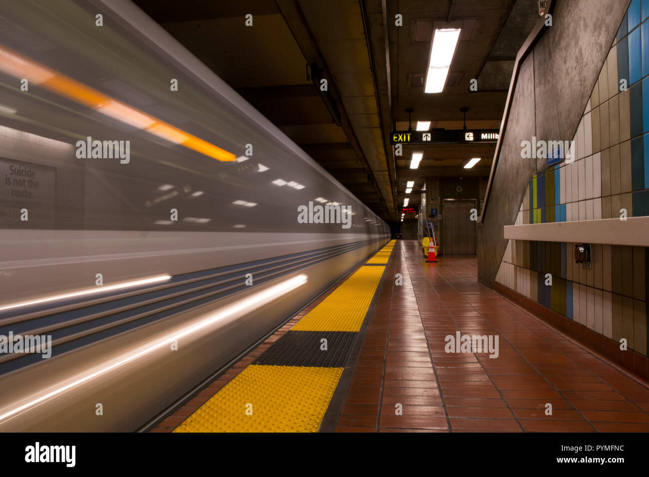 U-Bahn vorbei mit hoher Geschwindigkeit Bewegungsunschärfe lange Belichtung in der San Francisco Bay Area. Stockfoto