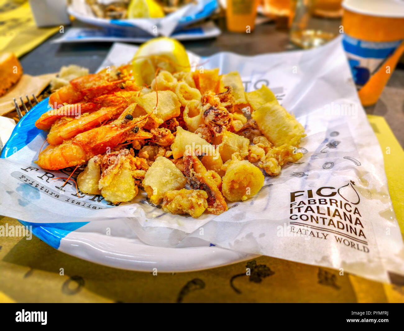 Italienische Fritto misto - gebratener Fisch braten Teller an Fico Eataly Welt Stockfoto