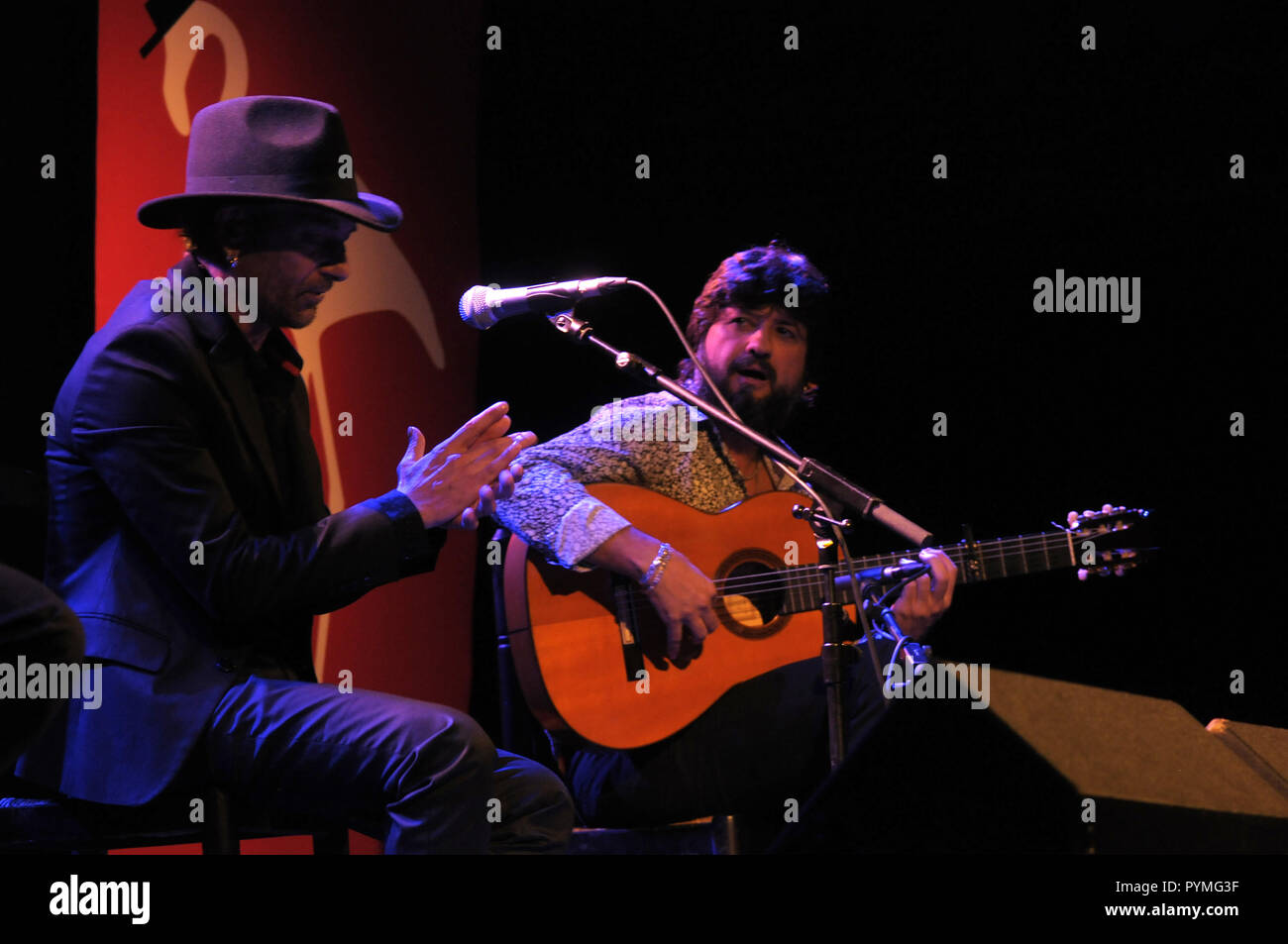Konzert von Duquende al cante Sänger, Chicuelo an der Gitarre und El Piraña am Schlagzeug eröffnen das Flamenco Festival in der VII Ausgabe des Flamencos Stockfoto
