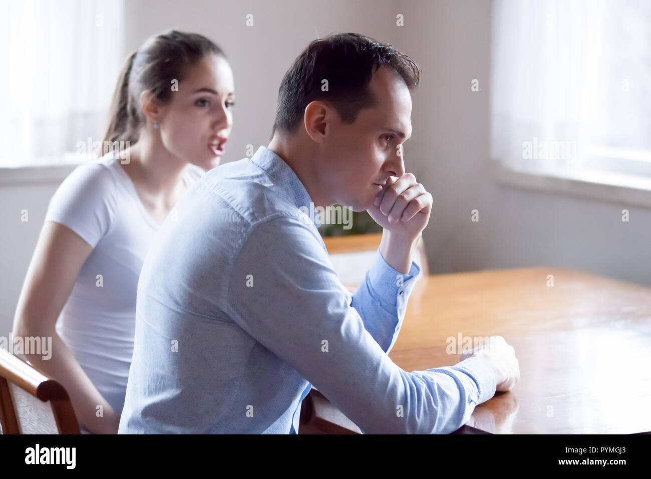 Empört wütende Frau sprechen, argumentieren mit Ehemann Stockfoto