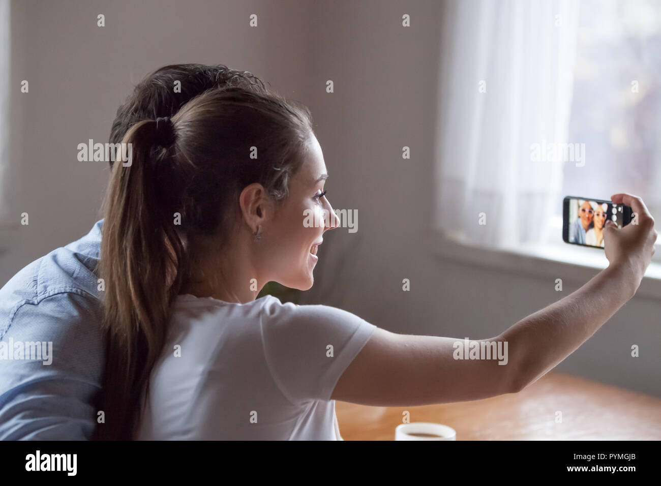 Frau mit Telefon mit der Kamera machen selfie geschaltet Stockfoto
