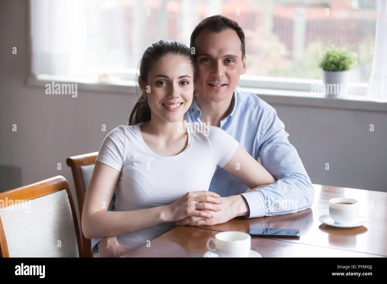 Ehegatten, die sitzen in der Küche bei Camera suchen Stockfoto