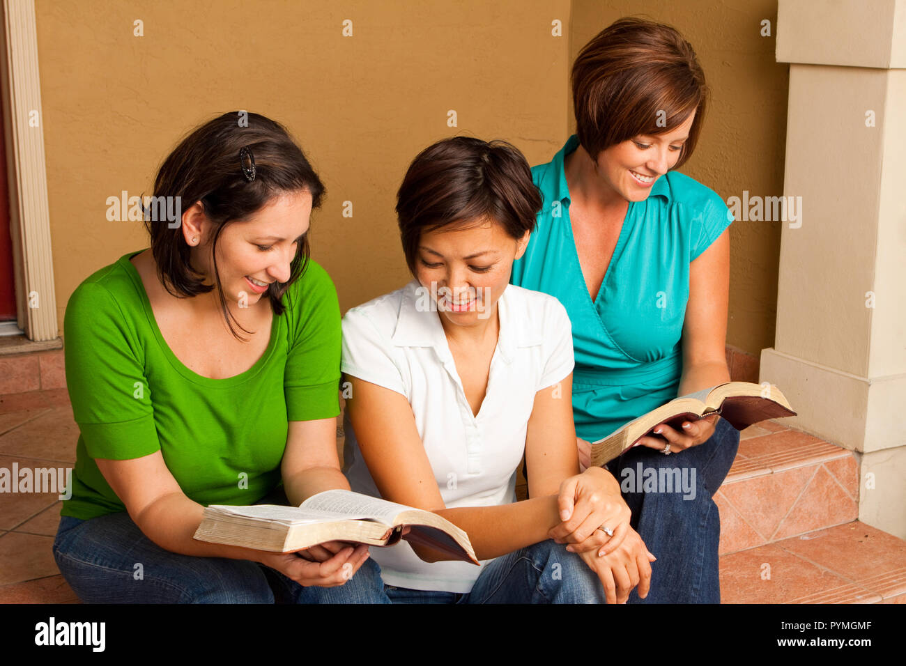 Multikulturelle kleine Gruppe. Women's kleine Gruppe die Bibel zu studieren. Stockfoto