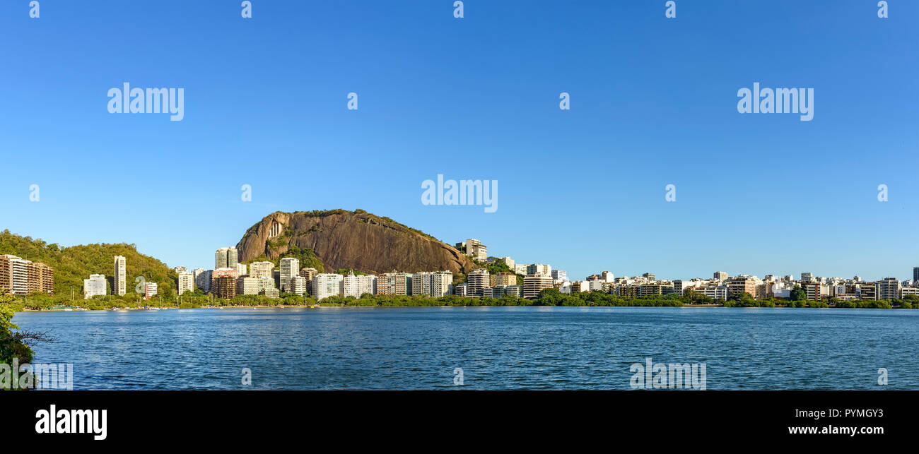 Panoramabild der Lagune Rodrigo de Freitas eine der touristischen Attraktionen der Stadt Rio de Janeiro, Brasilien Stockfoto