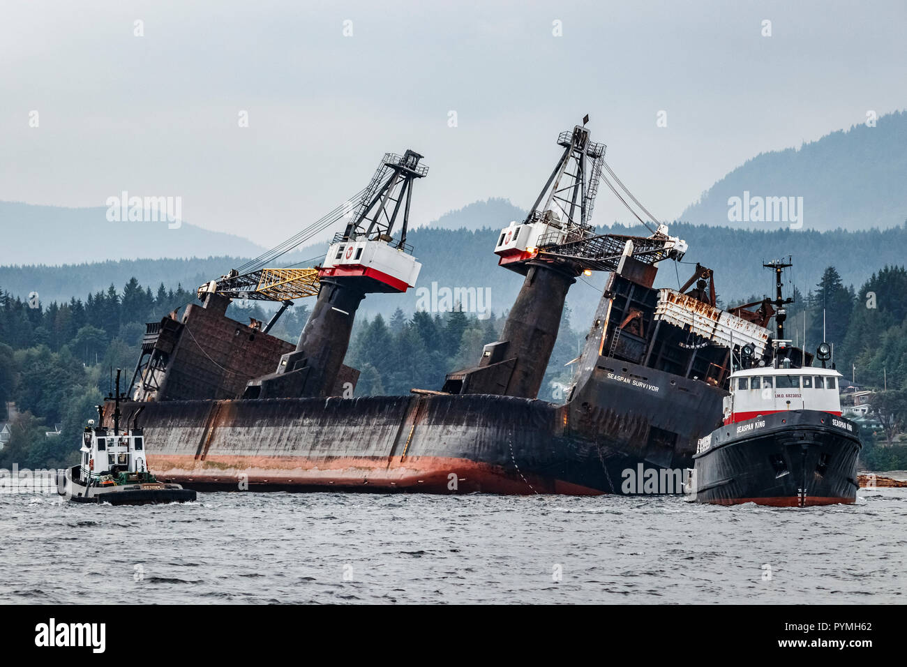 Nach seiner Last, der Selbst - Dumping barge Seaspan Überlebender, noch verfolgte über anmelden, wird vom Schlepper Seaspan König und C.T Titan gepflegt. Stockfoto