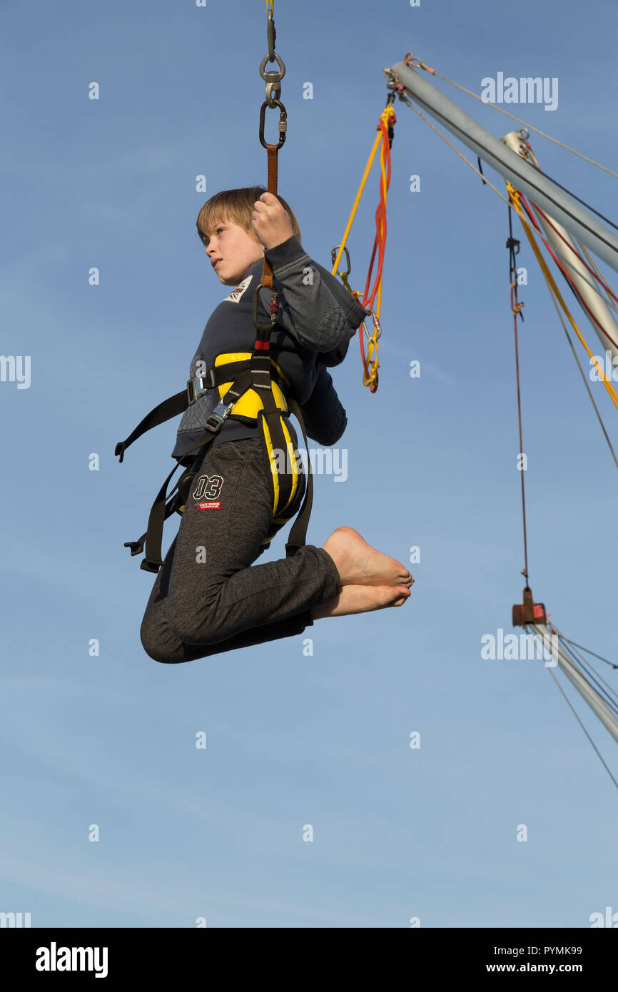 Junge auf Bungee Trampolin, Dünkirchen, Frankreich Stockfoto