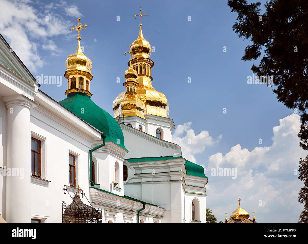 Kirche mit goldenen Kuppeln in Kiew Pechersk Lavra Christian komplexe gegen den blauen Himmel. Alte historische Architektur in Kiew, Ukraine Stockfoto