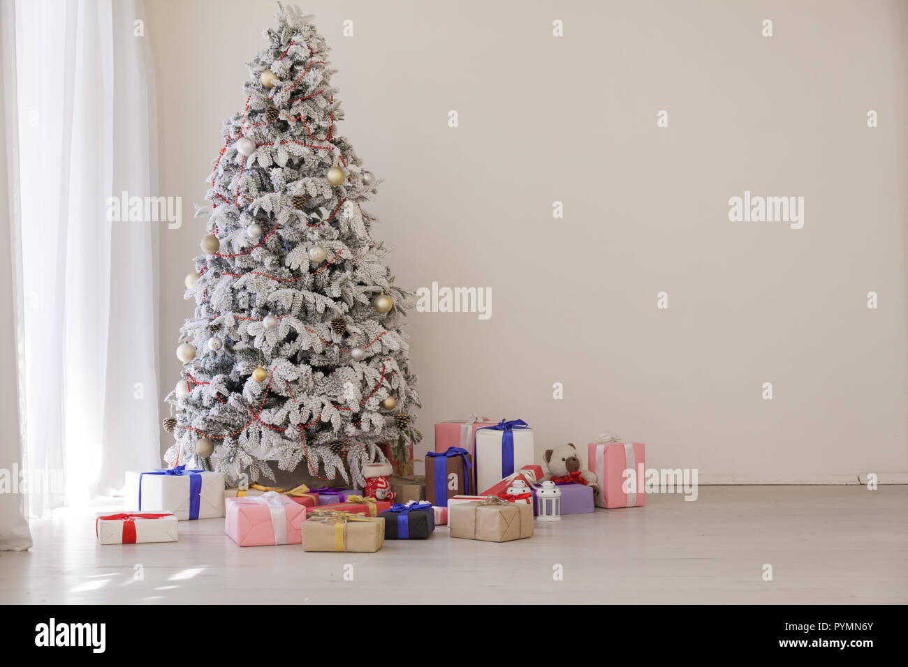 White Christmas Tree in Konate mit Strumpf-Füllmaschinen Stockfoto