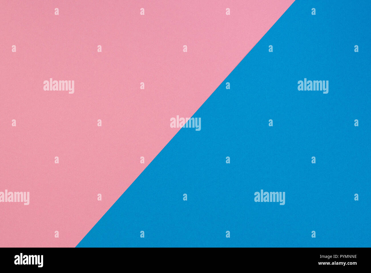 Blau und Rosa zweifarbig diagonal geteilt Farbe Papier Hintergrund Stockfoto