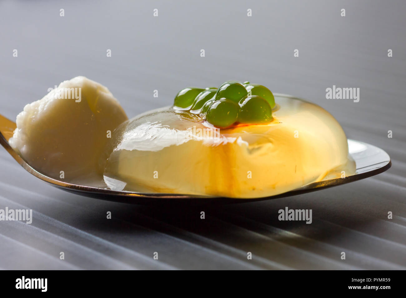 Molekulare Salat auf Metalllöffel mit Freistellungspfad isoliert Stockfoto