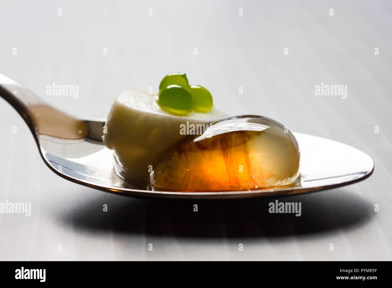 Molekulare Salat auf Metalllöffel mit Freistellungspfad isoliert Stockfoto