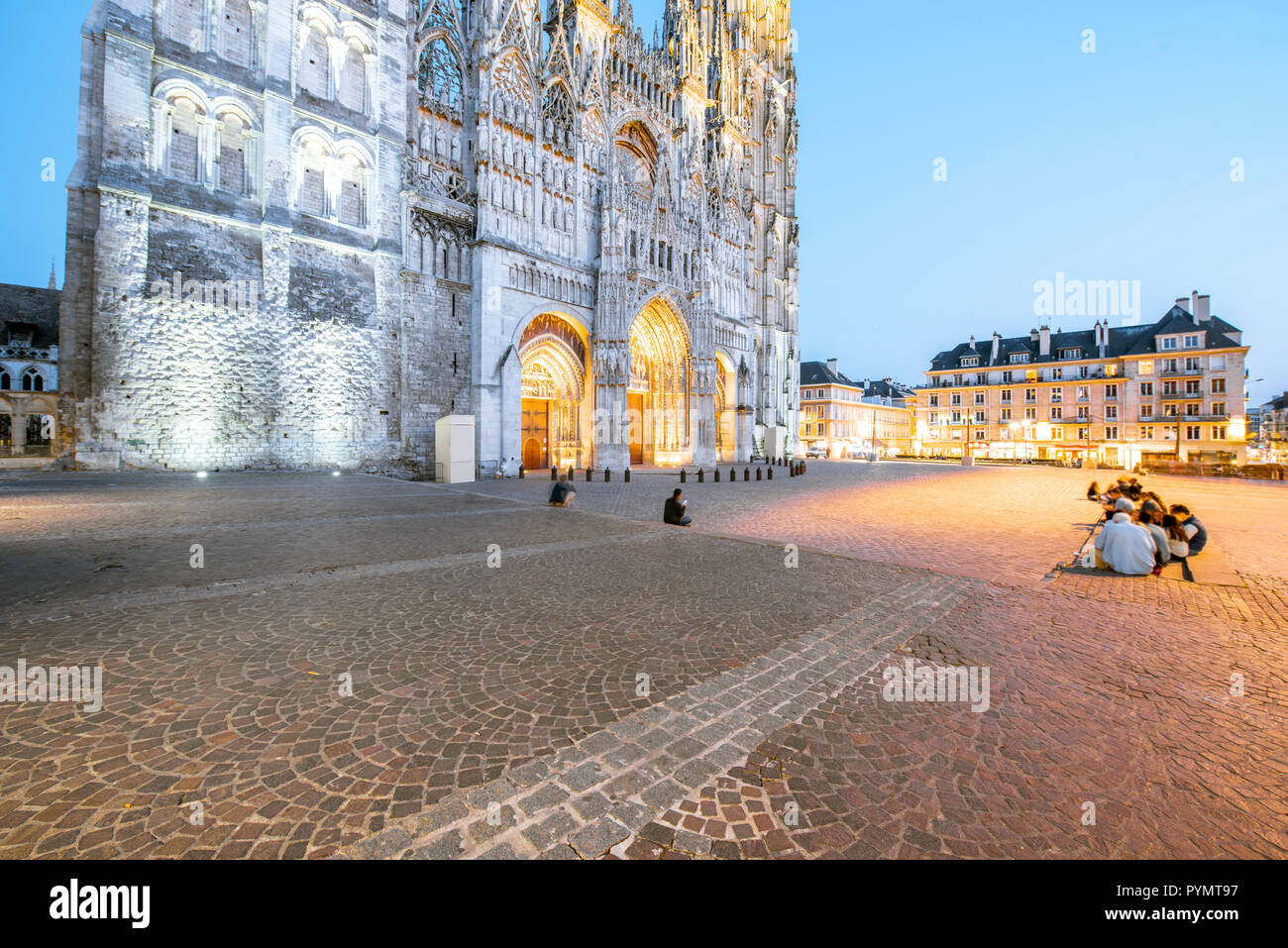 Nacht Blick auf die berühmten beleuchteten Dom in Rouen, Stadt, die Hauptstadt der Region der Normandie in Frankreich Stockfoto